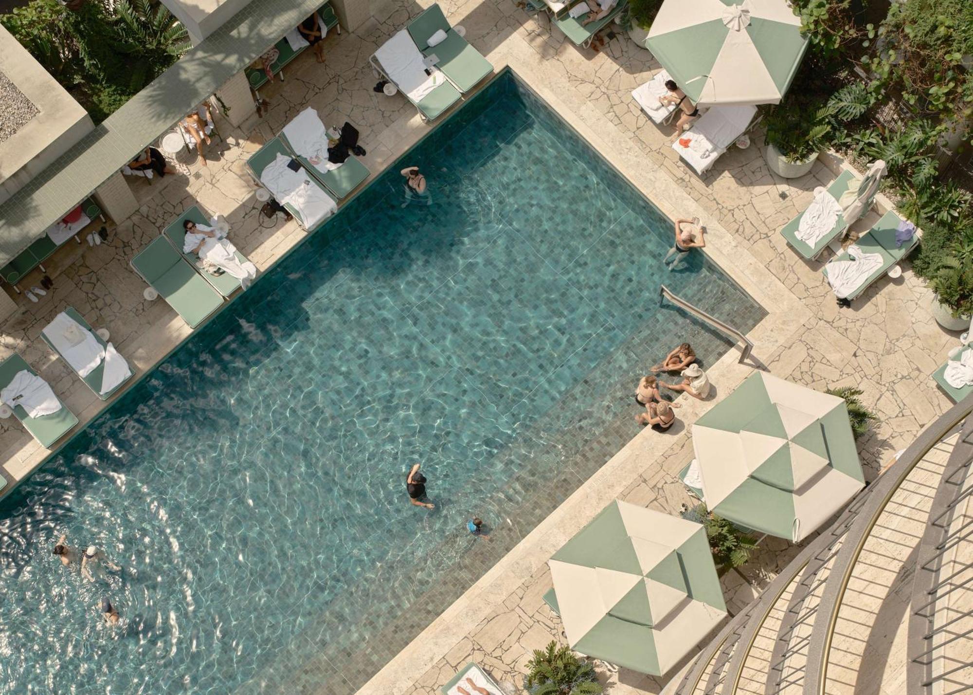 The Calile Hotel Brisbane Eksteriør billede The pool at the hotel
